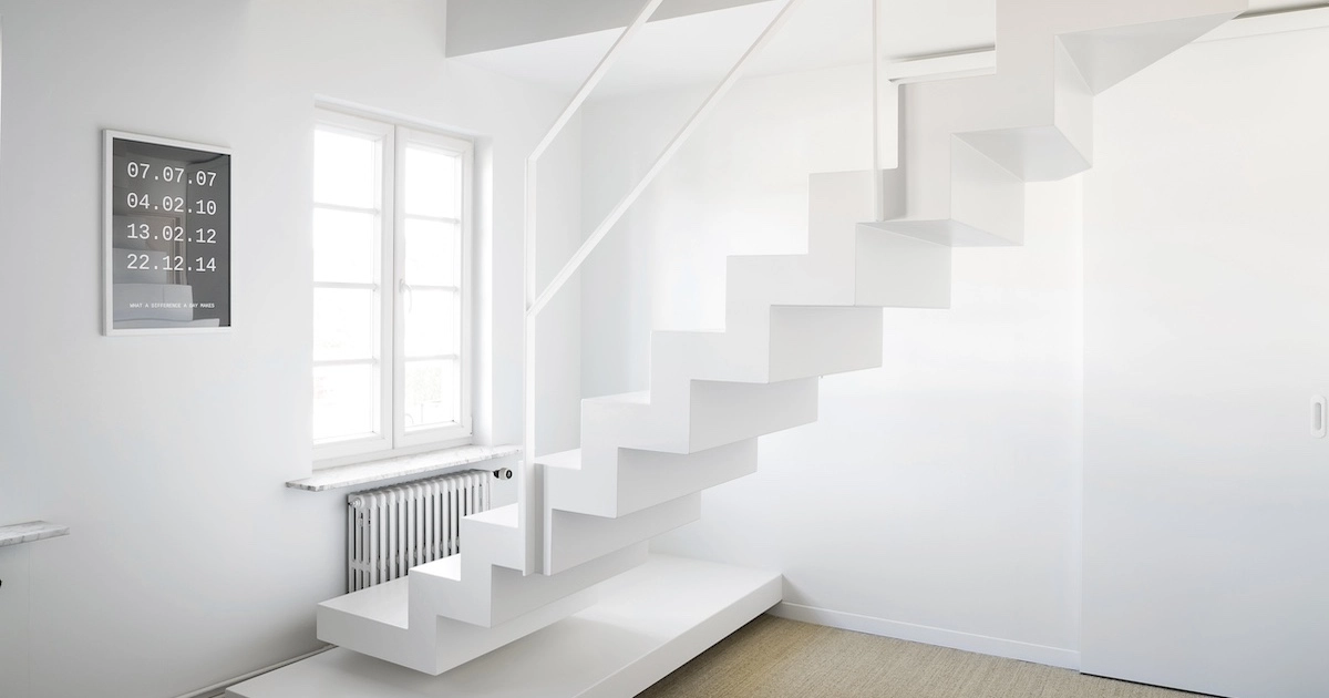 Renovatie trappenhal - zwevende trap in witte stijl