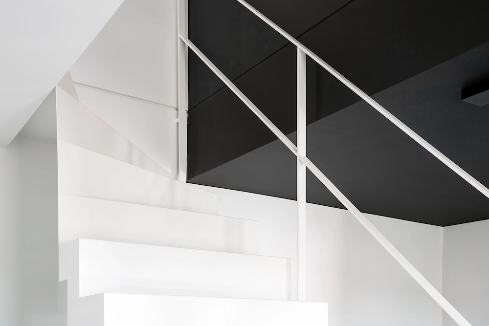 Renovatie trappenhal - zwevende trap in witte stijl