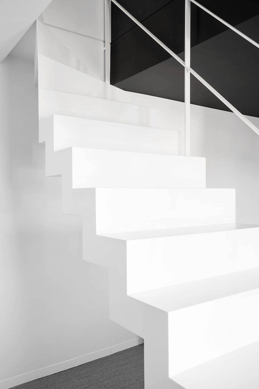 Renovatie trappenhal - zwevende trap in witte stijl