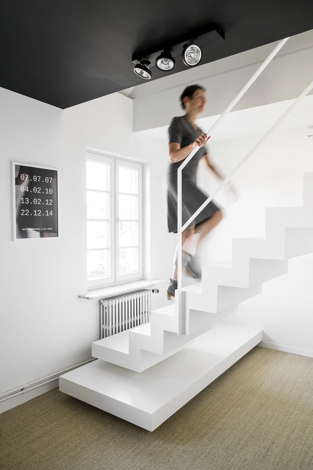 Renovatie trappenhal - zwevende trap in witte stijl
