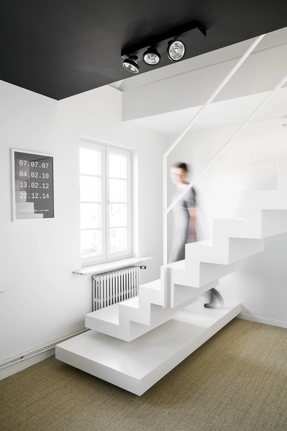 Renovatie trappenhal - zwevende trap in witte stijl
