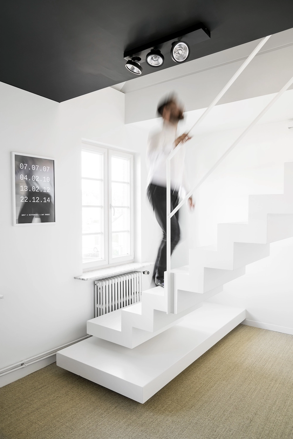 Renovatie trappenhal - zwevende trap in witte stijl