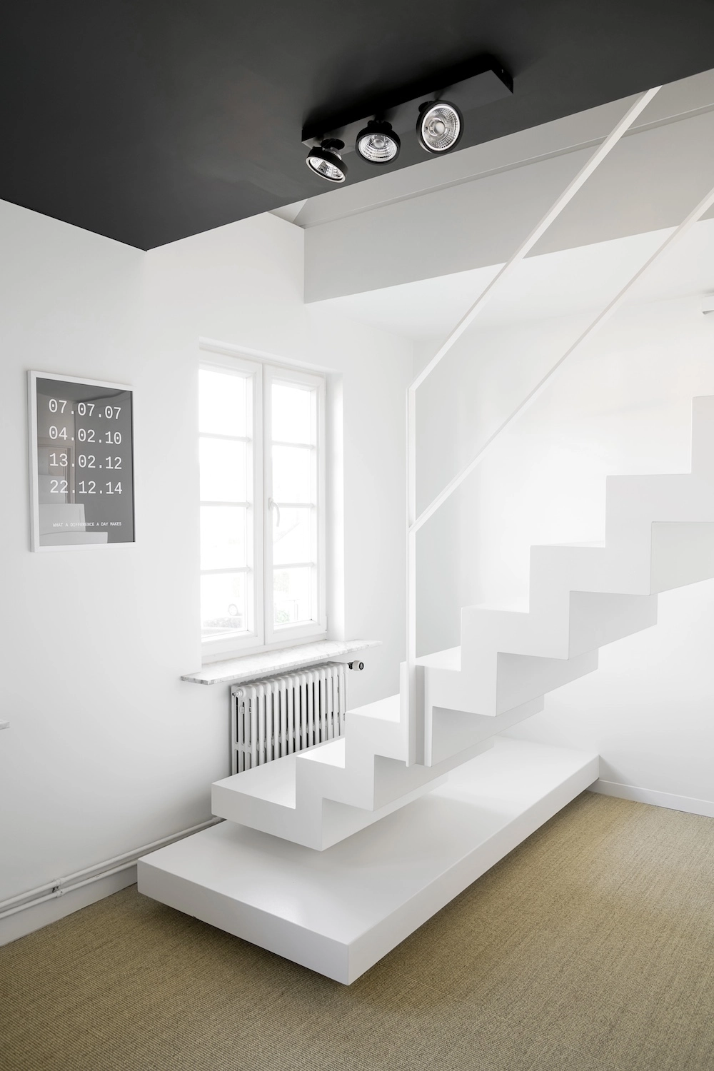 Renovatie trappenhal - zwevende trap in witte stijl