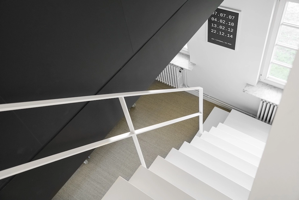Renovatie trappenhal - zwevende trap in witte stijl