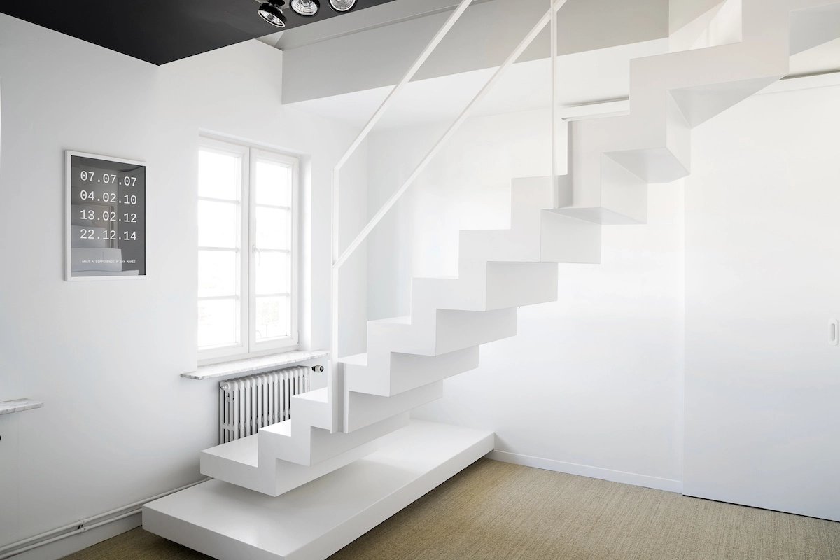 Renovatie trappenhal - zwevende trap in witte stijl